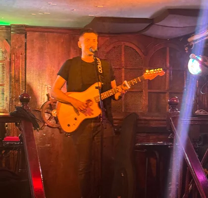 Concierto “En Vino y en Directo” con Miguel Álvarez, Inadaptado